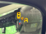 【ブラインドスポットモニタリング】走行中、ドアミラーの死角になりやすい箇所に後続車が接近するとサイドミラー付近に警告を表示、ドライバーに注意喚起をしてくれます。