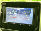 後方の映像に加えてガイド線が表示され、駐車時に周囲との距離感を確認する際に役立ちます。見通しにくい後方の確認をサポートし、車庫入れや駐車場での取り回しを助けてくれる装備です。