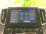 画面にはAM・FMやUSBなどの選択項目が並び、使いたい音源を一覧から確認できます。文字やアイコンがまとまって表示されるため、乗車中も選択肢を把握しやすい画面です。