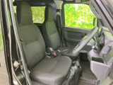 前席は座面と背もたれがゆったり見える形状で、運転席からの見通しも良好です。窓から光が入り、落ち着いた色合いの室内と合わせて、毎日の移動を快適に過ごせそうです。