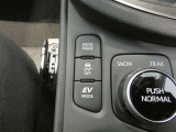 トラクションコントロール装備です。すべりやすい路面での発進時や加速時にタイヤの空転を抑え、駆動力確保に貢献する機能です。詳細は販売店スタッフまでおたずねください。