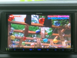 テレビ番組を画面で視聴できる装備です。停車中の休憩時間などに映像を楽しめるため、待ち時間を過ごす際にも便利。運転中は画面を注視せず、安全運転をお願いいたします。