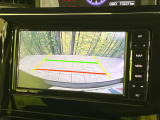 【バックカメラ】駐車時に後方がリアルタイム映像で確認できます。大型商業施設や立体駐車場での駐車時や、夜間のバック時に大活躍!運転スキルに関わらず、今や必須となった装備のひとつです!