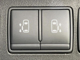 【両側パワースライドドア】スマートキーや運転席のスイッチで後席両側スライドドアの開閉が可能♪電動だから力を入れてドアを開ける必要が無く、小さなお子様でも簡単に開け閉めでき快適です♪