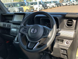 運転席まわりは視界が広く、前方や左右の状況を確認しやすいレイアウトです。シートや操作部が手の届きやすい位置にまとまり、毎日の乗り降りや運転を心地よく支えます。