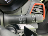 レバー上の表示で各スイッチの位置を確認しやすく、必要な機能を手元で選べます。視線を大きくそらさずに扱いやすい配置で、運転に集中しながら操作できる実用的な装備です。