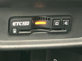 ETC車載器を備えており、対応する料金所では停車せずに通過できて便利です。音量などのボタンもまとまり、日常の高速道路利用をサポートします。