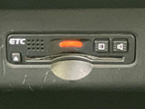 ETC車載器を備え、カードの挿入口や各種ボタンが本体にまとまっています。高速道路を利用する際に役立つ装備で、車内でカードを扱いやすい位置にあります。