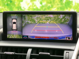車両後方の映像に加え、上から見た周囲の様子も画面で確認できます。駐車時に周辺を把握する目安として活用でき、画面表示を見ながら落ち着いて駐車操作を行えます。