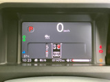 中央のディスプレイに速度やシフト位置、時刻などをまとめて表示し、運転中に必要な情報を確認しやすい構成です。表示が整理されており、日々の運転をサポートしてくれます。
