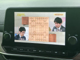 画面にはテレビ番組が表示され、停車中に映像を視聴して過ごせます。画面内の内容が見やすく、休憩時間などに車内で楽しめる便利な装備です。