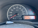 速度計とデジタル表示をまとめて確認でき、必要な情報を運転席から把握しやすい配置です。表示がすっきり整理されており、日々の運転を支えてくれます。