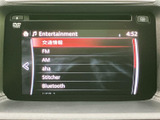 FMやAM、Bluetoothなど複数の音源を選べるメニューを表示。通勤や買い物など、日々の移動に合わせて使い分けでき、画面で項目を確認しながら選べる便利な装備です。