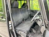 運転席まわりには十分なスペースがあり、大柄な方でもゆったり運転していただける環境です。