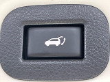【パワーバックドア】スマートキーや運転席のボタンを押すだけでリアゲートが自動で開閉します!荷物を持っている時や、高い位置にあるバックドアを閉める際に便利な機能です♪
