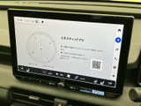 方位表示や現在地の情報を大きく表示するコネクティッドナビ画面です。案内サービスの利用案内も確認でき、画面の切り替えから必要な情報へアクセスできます。