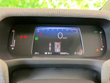 中央の表示部に速度やシフト位置などが表示され、運転に必要な情報をひと目で確認できます。表示がまとまっており、走行中も視線の移動を抑えやすい配置です。