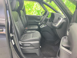 前席は運転席と助手席が並び、シートの立体的な表面形状が目を引きます。足元にも空間があり、乗り降りの際に室内を確認しやすい開口部で、日々の乗車を支えます。