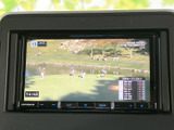 停車中にテレビ番組を視聴でき、待ち時間や休憩のひとときを車内で楽しめます。番組映像と情報表示が画面にまとまり、移動の合間に気分転換したい場面にも便利な装備です。
