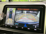 後方の映像に加え、車両周囲を見渡す表示と目安のガイド線を確認できます。駐車時の周囲確認を助ける便利な装備です。安全のため、モニターだけに頼らず目視でもご確認ください。