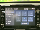 AM・FMのほか、USBやBluetoothなど複数の音源が画面に並びます。表示を見ながら使いたい項目を選びやすく、通勤や家族との移動など日々の車内時間に便利です。