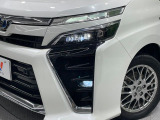 【LEDヘッドライト】悪天候や夜間走行時も良好な視界を確保し安心して運転できる高輝度LEDヘッドライトを装備!点灯速度が早く、消費電力も抑えられています。