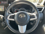 ステアリングには手元で扱えるスイッチがまとまり、運転姿勢を大きく変えずに各種操作を行いやすい構成です。メーターや周囲の視認を保ちながら使いやすく、日々の運転に便利な装備です。