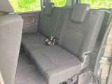 後席には並んで座れるシートを備え、同乗者が落ち着いて過ごしやすい空間です。窓から外の様子を確認しやすく、足元にもゆとりがあるため、日常の送迎や家族での移動に便利です。