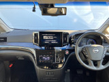 運転席から前方を見渡しやすいレイアウトで、メーターや画面も視線の届く位置にまとまっています。座席まわりは落ち着いた色合いで、日々の運転を支えます。