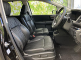 運転席と助手席はゆったりとした座面で、落ち着いた色合いが車内にまとまりをもたらします。窓からの視界も確保され、運転する方も隣に乗る方も、日々の移動を心地よくお過ごしいただけます。