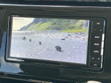 テレビ映像を画面で楽しめる装備を備え、停車中の休憩時間などに活用できます。画面の表示が見やすく、目的地でひと息つく際にも便利です。映像の視聴は停車中にお楽しみください。