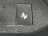 運転席まわりには、衝突回避を支援する機能に関わるスイッチを配置。マークが見やすく、機能の存在を確認しやすいのが特徴です。安全運転を意識したい方にとって、日々の移動を支える心強い装備です。