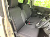 前席は身体を預けやすい形状で、運転席と助手席の間にもゆとりを感じる空間です。窓からの光が入り、落ち着いた色合いのシートとドア内張りで過ごしやすい雰囲気です。