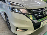 【LEDヘッドライト】悪天候や夜間走行時も良好な視界を確保し安心して運転できる高輝度LEDヘッドライトを装備!点灯速度が早く、消費電力も抑えられています。
