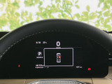 速度やシフト位置などの情報が中央の画面に集約され、運転中も必要な表示を確認しやすい構成です。表示のまとまりがよく、日常の移動で状況を把握する際に便利です。
