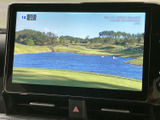 停車時には画面でテレビ映像を視聴でき、待ち時間などを車内で過ごす際にも活用できます。大きく表示された映像で内容を確認しやすく、くつろぎの時間を楽しめます。