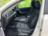 助手席から運転席まで見通しのよい室内で、前席に座ったときの開放感があります。シートと足元には余裕が感じられ、落ち着いた色合いでまとまった空間です。