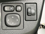 ミラー調整とライトの操作部を運転席近くにまとめ、手元で扱いやすい配置です。左右の切り替え表示や方向を示すマークが分かりやすく、必要な操作を確認しながら使えます。毎日の運転を支える実用的な装備です。