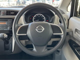 握りやすい形状で、運転中も自然な姿勢でハンドル操作がしやすい設計です。メーターや前方の視界を確保しながら扱いやすく、毎日の移動を快適にサポートします。