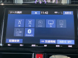 ラジオやテレビ、ディスク、Bluetoothなどのソースを画面から選べます。使いたい音源を一覧で確認しやすく、普段の移動や休憩時間に合わせて選びやすい装備です。