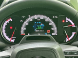中央のディスプレイと左右のメーターで、運転に必要な情報をまとめて確認できます。表示が見渡しやすく、走行中も視線移動を抑えながら各種情報を把握しやすいレイアウトです。