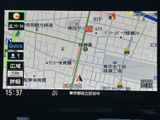 道路や周辺施設が地図上に表示され、現在地を確認しながら目的地までの道順を把握できます。広域表示や詳細表示も選べるため、初めて訪れる場所へのお出かけにも役立つナビ画面です。