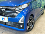 【LEDヘッドライト】悪天候や夜間走行時も良好な視界を確保し安心して運転できる高輝度LEDヘッドライトを装備!点灯速度が早く、消費電力も抑えられています。