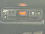 ETC車載器を手の届きやすい位置に備え、カードの出し入れや状態確認がしやすい構成です。高速道路を利用する機会のある方にも、日常使いに便利な装備です。