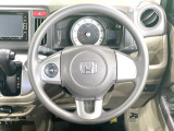 インテリアに合わせたデザインのステアリングは、運転される方のことも考え、運転しやすい形状、大きさです。是非一度、実際に触ってお確かめください。