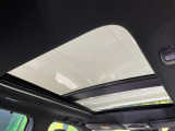 【大型サンルーフ】車内の解放感が一気に上がる大型のパノラマルーフ!季節を問わず開放的で快適なドライブをお楽しみいただけます。流通量も少なく希少価値の高い人気の装備です♪
