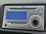 ラジオやディスク再生など、日常の移動中に使う音源を選びやすい構成です。表示部とボタンの配置がまとまり、視線を大きく外さず操作内容を確認できます。