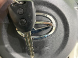 【キーレス】少し離れた場所からでもボタン一つでドアの開錠・施錠ができるのでとっても便利!ドアの鍵穴周りに傷をつけることもありません♪