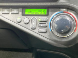 【オートエアコン】一度お好みの温度に設定すれば、車内の温度を検知し風量や温度を自動で調整。暑い&hellip;寒い&hellip;と何度もスイッチ操作をする必要はありません。快適な車内空間には必須の機能ですね♪