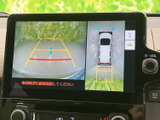 車両後方の映像に加え、周囲を上から見たような表示も確認できます。画面上のガイド表示が位置確認をサポートし、駐車時の周辺確認に役立つ装備です。